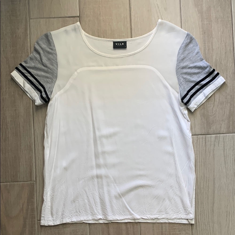 VILA White and Gray Fitted Short Sleeve Tee - Women’s Small